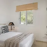 Lourdas Hideaway Lurdáta